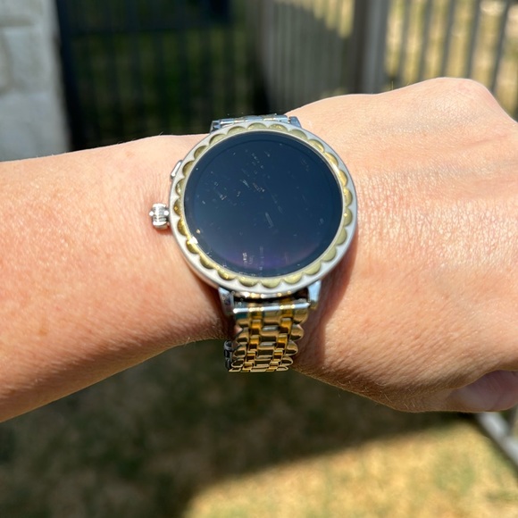 The Kate Spade Scallop Smartwatch DW7K1 MAY OR MAY NOT WORK - Picture 2 of 8